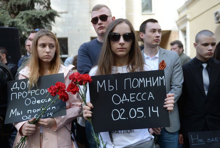 Участники акции в память о погибших при пожаре в одесском Доме профсоюзов у посольства Украины в Москве Участники акции в память о погибших при пожаре в одесском Доме профсоюзов у посольства Украины в Москве
