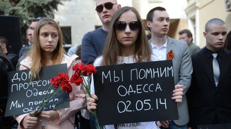Участники акции в память о погибших при пожаре в одесском Доме профсоюзов у посольства Украины в Москве Участники акции в память о погибших при пожаре в одесском Доме профсоюзов у посольства Украины в Москве