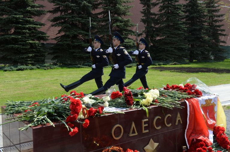 Военнослужащие роты почетного караула проходят мимо тумбы города Одессы у мемориала Могила Неизвестного Солдата в Александровском саду в Москве Военнослужащие роты почетного караула проходят мимо тумбы города Одессы у мемориала Могила Неизвестного Солдата в Александровском саду в Москве