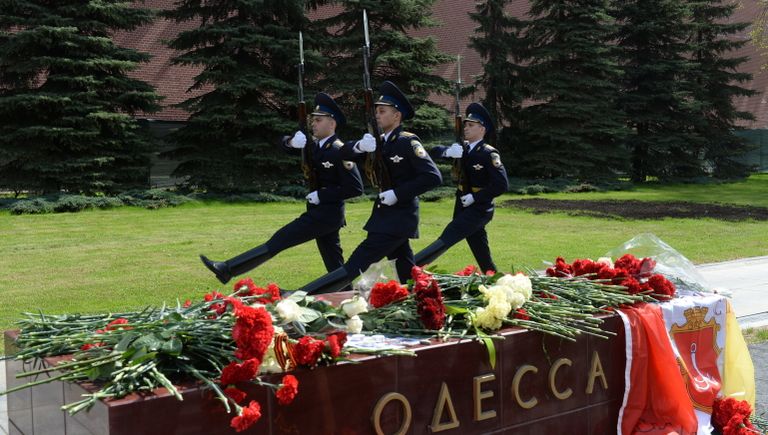 Военнослужащие роты почетного караула проходят мимо тумбы города Одессы у мемориала Могила Неизвестного Солдата в Александровском саду в Москве Военнослужащие роты почетного караула проходят мимо тумбы города Одессы у мемориала Могила Неизвестного Солдата в Александровском саду в Москве