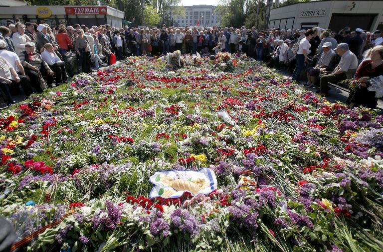 Участники акции в память о погибших при пожаре в Доме профсоюзов на площади Куликово поле в Одессе Участники акции в память о погибших при пожаре в Доме профсоюзов на площади Куликово поле в Одессе