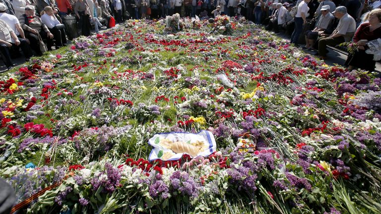 Участники акции в память о погибших при пожаре в Доме профсоюзов на площади Куликово поле в Одессе Участники акции в память о погибших при пожаре в Доме профсоюзов на площади Куликово поле в Одессе