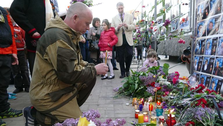 Мужчина зажигает свечу у Стенда памяти на площади имени Ленина в Донецке во время митинга в память о погибших при пожаре в одесском Доме профсоюзов Мужчина зажигает свечу у Стенда памяти на площади имени Ленина в Донецке во время митинга в память о погибших при пожаре в одесском Доме профсоюзов