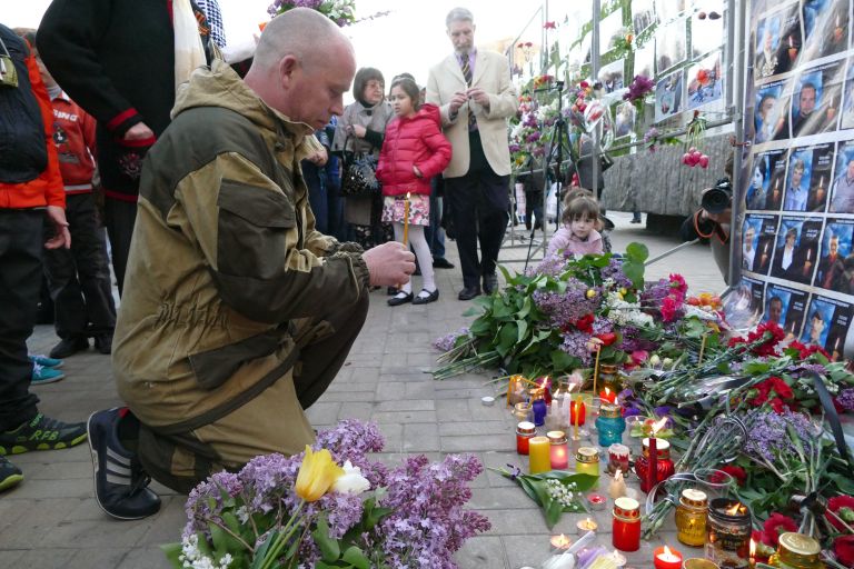 Мужчина зажигает свечу у Стенда памяти на площади имени Ленина в Донецке во время митинга в память о погибших при пожаре в одесском Доме профсоюзов Мужчина зажигает свечу у Стенда памяти на площади имени Ленина в Донецке во время митинга в память о погибших при пожаре в одесском Доме профсоюзов