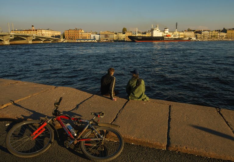 На дальнем плане: ледокол Мудьюг во время фестиваля ледоколов на реке Неве в Санкт-Петербурге На дальнем плане: ледокол Мудьюг во время фестиваля ледоколов на реке Неве в Санкт-Петербурге