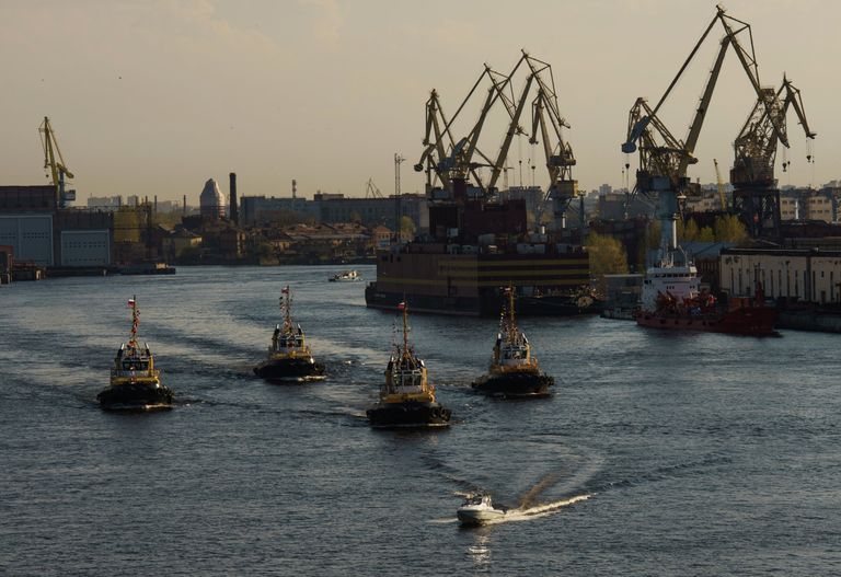 Представление Вальс буксиров во время фестиваля ледоколов на реке Неве в Санкт-Петербурге Представление Вальс буксиров во время фестиваля ледоколов на реке Неве в Санкт-Петербурге