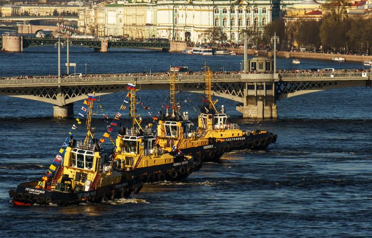 Представление Вальс буксиров во время фестиваля ледоколов на реке Неве в Санкт-Петербурге Представление Вальс буксиров во время фестиваля ледоколов на реке Неве в Санкт-Петербурге