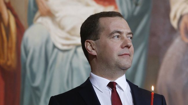 Председатель правительства РФ Дмитрий Медведев на пасхальном богослужении в храме Христа Спасителя в Москве. Архивное фото Председатель правительства РФ Дмитрий Медведев на пасхальном богослужении в храме Христа Спасителя в Москве. Архивное фото