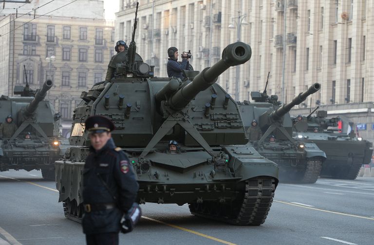 Военнослужащие на самоходной артиллерийской установке (САУ) МСТА-С перед ночной репетицией военного парада Военнослужащие на самоходной артиллерийской установке (САУ) МСТА-С перед ночной репетицией военного парада