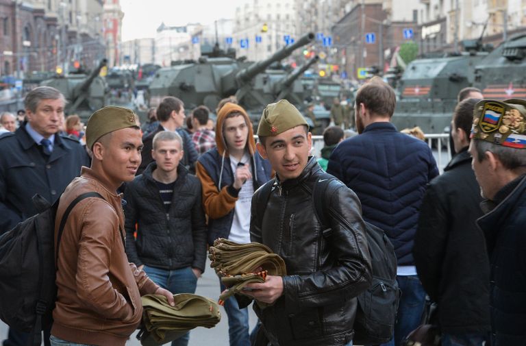 Продавцы пилоток на Тверской улице в Москве, где проходит военная техника для репетиции военного парада на Красной площади Продавцы пилоток на Тверской улице в Москве, где проходит военная техника для репетиции военного парада на Красной площади