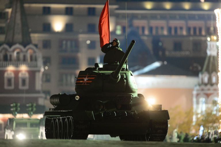 Танк Т-34-85 на репетиции военного парада Танк Т-34-85 на репетиции военного парада