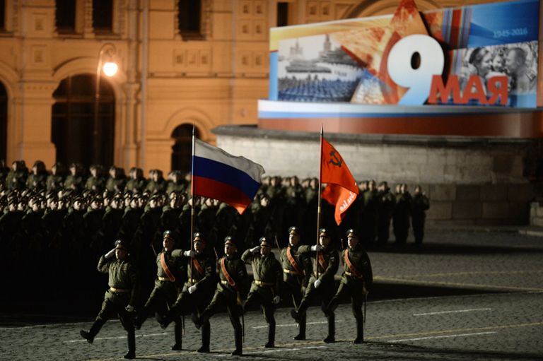 Парадные расчеты военнослужащих на репетиции военного парада Парадные расчеты военнослужащих на репетиции военного парада