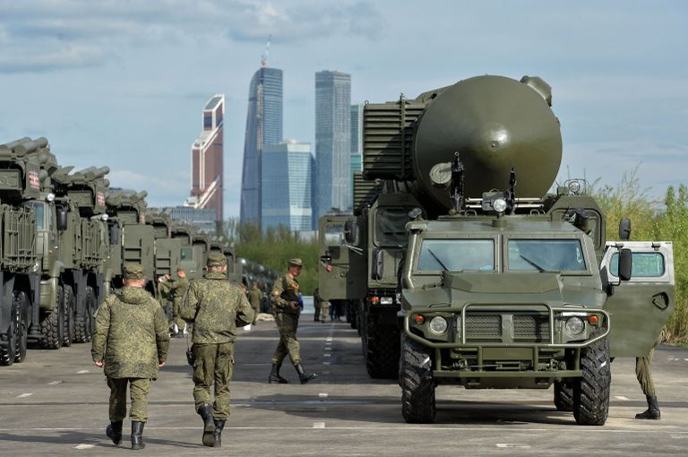 Специальный автомобиль Тигр и транспортно-пусковой контейнер комплекса РС-24 Ярс (на втором плане) на репетиции военного парада Специальный автомобиль Тигр и транспортно-пусковой контейнер комплекса РС-24 Ярс (на втором плане) на репетиции военного парада