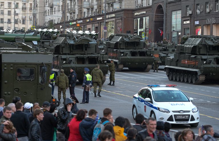 Зенитно-ракетные комплексы Бук-М2 и Тор-М2У перед репетицией военного парада Зенитно-ракетные комплексы Бук-М2 и Тор-М2У перед репетицией военного парада