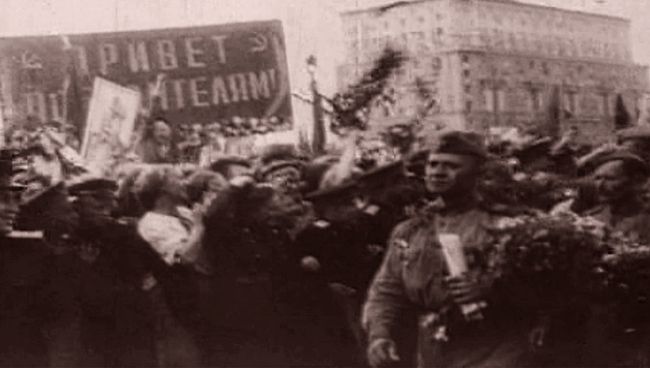 Долгожданный День Победы. Съемки 9 мая 1945 года Долгожданный День Победы. Съемки 9 мая 1945 года