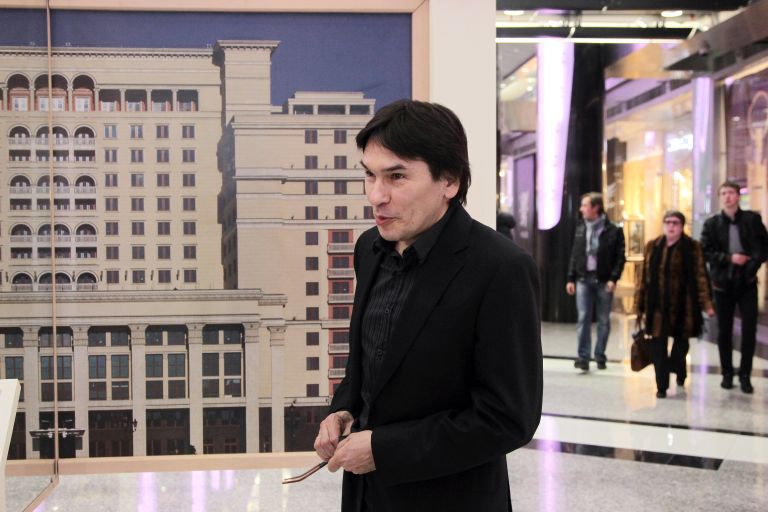 Режиссер-постановщик Марат Ким в галерее Москва на открытии выставки Эпоха светлого завтра