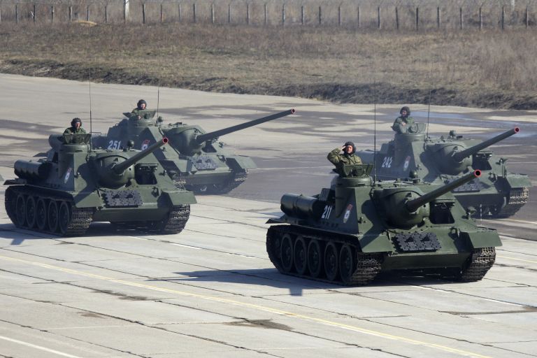 Самоходные установки СУ-100 в составе механизированной колонны во время тренировки военного парада Самоходные установки СУ-100 в составе механизированной колонны во время тренировки военного парада
