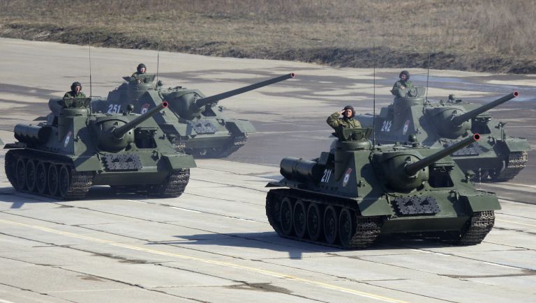 Самоходные установки СУ-100 в составе механизированной колонны во время тренировки военного парада Самоходные установки СУ-100 в составе механизированной колонны во время тренировки военного парада