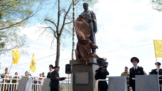 Церемония открытия памятника Советскому солдату в поселке Тучково Рузского района. Архивное фото Церемония открытия памятника Советскому солдату в поселке Тучково Рузского района. Архивное фото