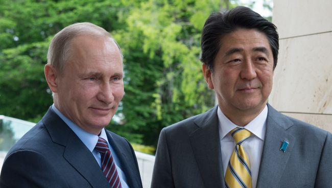 Президент России Владимир Путин и премьер-министр Японии Синдзо Абэ. Архивное фото Президент России Владимир Путин и премьер-министр Японии Синдзо Абэ. Архивное фото