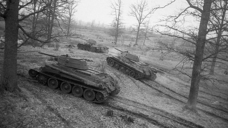 Советские танки Т-34 выходят на рубежи атаки Советские танки Т-34 выходят на рубежи атаки