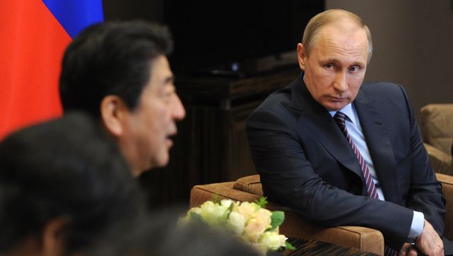 Президент России Владимир Путин и премьер-министр Японии Синдзо Абэ. Архивное фото Президент России Владимир Путин и премьер-министр Японии Синдзо Абэ. Архивное фото