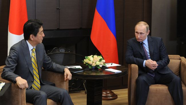 Президент России Владимир Путин и премьер-министр Японии Синдзо Абэ. Архивное фото Президент России Владимир Путин и премьер-министр Японии Синдзо Абэ. Архивное фото