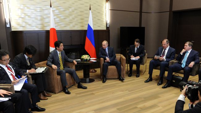 Президент России Владимир Путин и премьер-министр Японии Синдзо Абэ во время встречи в резиденции Бочаров ручей. Архивное фото Президент России Владимир Путин и премьер-министр Японии Синдзо Абэ во время встречи в резиденции Бочаров ручей. Архивное фото