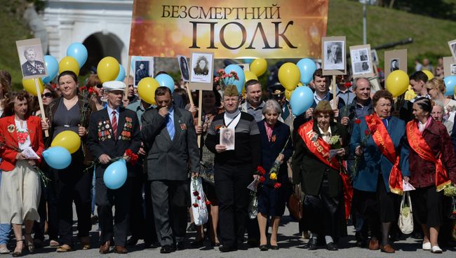 Жители Киева во время акции Бессмертный полк. Архивное фото Жители Киева во время акции Бессмертный полк. Архивное фото