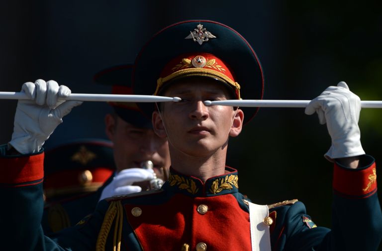 Военнослужащий парадного расчета перед началом военного парада на Красной площади в честь 71-й годовщины Победы в Великой Отечественной войне 1941-1945 годов Военнослужащий парадного расчета перед началом военного парада на Красной площади в честь 71-й годовщины Победы в Великой Отечественной войне 1941-1945 годов