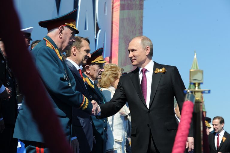 Президент России - Верховный Главнокомандующий Вооружёнными Силами Владимир Путин (справа) приветствует ветерана ВОВ перед началом военного парада на военном параде в ознаменование 71-й годовщины Победы в Великой Отечественной войне 1941–1945 годов на Красной площади в Москве Президент России - Верховный Главнокомандующий Вооружёнными Силами Владимир Путин (справа) приветствует ветерана ВОВ перед началом военного парада на военном параде в ознаменование 71-й годовщины Победы в Великой Отечественной войне 1941–1945 годов на Красной площади в Москве