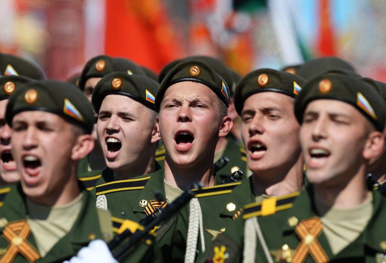 Военнослужащие парадных расчетов во время военного парада на Красной площади в честь 71-й годовщины Победы в Великой Отечественной войне 1941-1945 годов Военнослужащие парадных расчетов во время военного парада на Красной площади в честь 71-й годовщины Победы в Великой Отечественной войне 1941-1945 годов