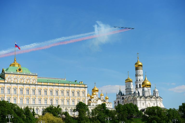Штурмовики Су-25 во время военного парада на Красной площади в честь 71-й годовщины Победы в Великой Отечественной войне 1941-1945 годов Штурмовики Су-25 во время военного парада на Красной площади в честь 71-й годовщины Победы в Великой Отечественной войне 1941-1945 годов