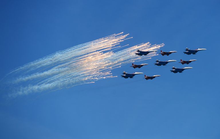 Многоцелевые истребители Су-27 пилотажной группы Русские Витязи и МиГ-29 пилотажной группы Стрижи во время воздушной части военного парада в Москве в честь 71-й годовщины Победы в Великой Отечественной войне 1941-1945 годов Многоцелевые истребители Су-27 пилотажной группы Русские Витязи и МиГ-29 пилотажной группы Стрижи во время воздушной части военного парада в Москве в честь 71-й годовщины Победы в Великой Отечественной войне 1941-1945 годов