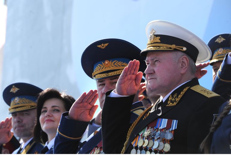 Главнокомандующий Военно-Морским Флотом РФ, адмирал Владимир Королев и главнокомандующий Воздушно-космическими силами РФ, генерал-полковник Виктор Бондарев и заместитель министра обороны РФ Татьяна Шевцова (справа налево) во время военного парада на Красной площади в честь 71-й годовщины Победы в Великой Отечественной войне 1941-1945 годов Главнокомандующий Военно-Морским Флотом РФ, адмирал Владимир Королев и главнокомандующий Воздушно-космическими силами РФ, генерал-полковник Виктор Бондарев и заместитель министра обороны РФ Татьяна Шевцова (справа налево) во время военного парада на Красной площади в честь 71-й годовщины Победы в Великой Отечественной войне 1941-1945 годов