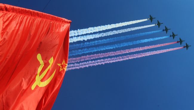 Штурмовики Су-25 во время воздушной части военного парада в Москве в честь 71-й годовщины Победы в Великой Отечественной войне 1941-1945 годов. Архивное фотодов