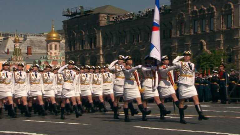 Девушки-курсанты и другие участники пешей части парада Победы в Москве
