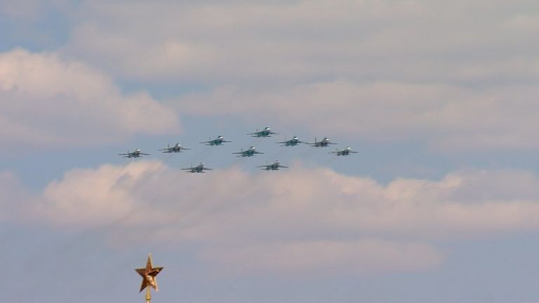 Авиация на параде Победы в Москве: Су-35С, Ту-95МС, Су-27 и Ми-26