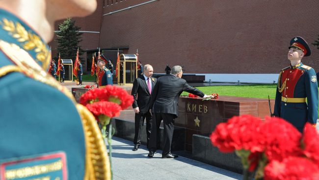 Президент РФ В. Путин и премьер-министр РФ Д. Медведев на церемонии возложения цветов к Могиле Неизвестного солдата Президент РФ В. Путин и премьер-министр РФ Д. Медведев на церемонии возложения цветов к Могиле Неизвестного солдата