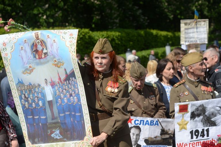 Участники акции Бессмертный полк во время шествия по улицам Киева.