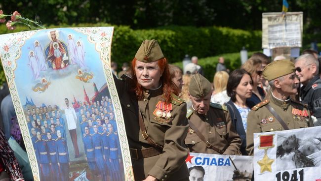 Участники акции Бессмертный полк во время шествия по улицам Киева. Архивное фото Участники акции Бессмертный полк во время шествия по улицам Киева. Архивное фото
