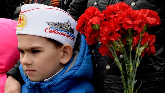 Зрители во время военного парада, посвященного годовщине Победы в Великой Отечественной войне. Архивное фото Зрители во время военного парада, посвященного годовщине Победы в Великой Отечественной войне. Архивное фото