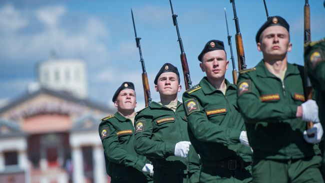 Военнослужащие во время военного парада, посвященного 71-й годовщине Победы в Великой Отечественной войне, в Омске