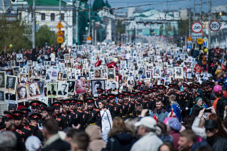 Участники шествия Бессмертный полк в честь 71-й годовщины Победы в Великой Отечественной войне 1941-1945 годов в Омске Участники шествия Бессмертный полк в честь 71-й годовщины Победы в Великой Отечественной войне 1941-1945 годов в Омске