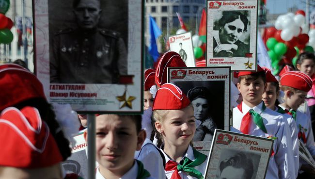 Участники шествия Бессмертный полк в честь 71-й годовщины Победы в Великой Отечественной войне в Минске. Архивное фото Участники шествия Бессмертный полк в честь 71-й годовщины Победы в Великой Отечественной войне в Минске. Архивное фото