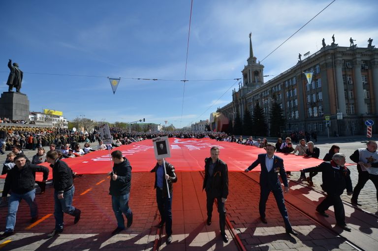 Участники акции Бессмертный полк во время шествия по улицам Екатеринбурга Участники акции Бессмертный полк во время шествия по улицам Екатеринбурга