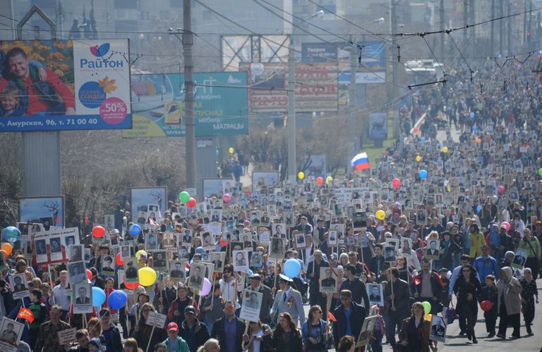 Участники шествия Бессмертный полк в честь 71-й годовщины Победы в Великой Отечественной войне 1941-1945 годов в Чите Участники шествия Бессмертный полк в честь 71-й годовщины Победы в Великой Отечественной войне 1941-1945 годов в Чите