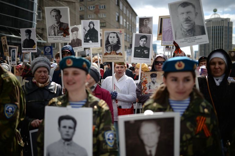 Участники шествия Бессмертный полк в честь 71-й годовщины Победы в Великой Отечественной войне 1941-1945 годов в Новосибирске Участники шествия Бессмертный полк в честь 71-й годовщины Победы в Великой Отечественной войне 1941-1945 годов в Новосибирске