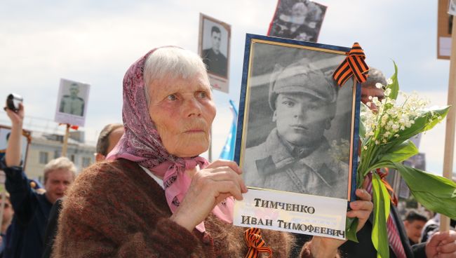 Участница акции Бессмертный полк в Луганске Участница акции Бессмертный полк в Луганске
