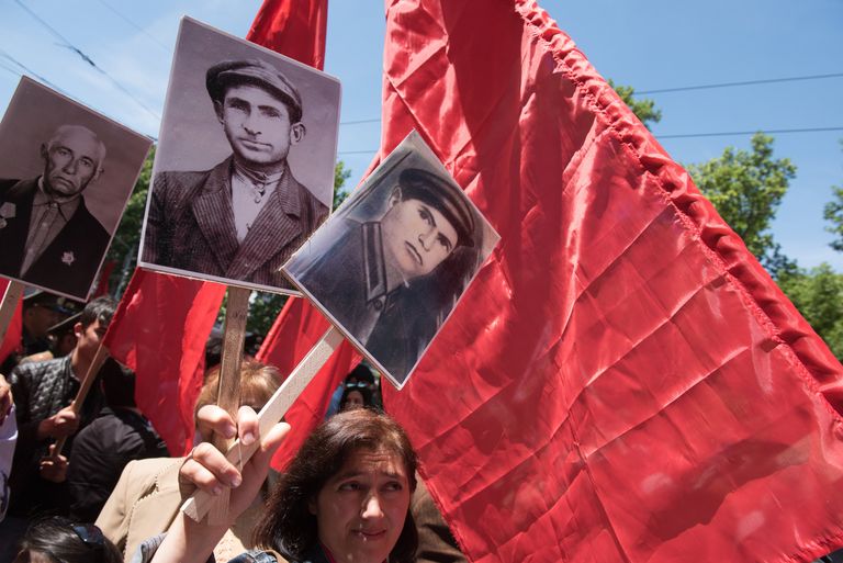 Участники акции Бессмертный полк во время шествия по улицам Еревана